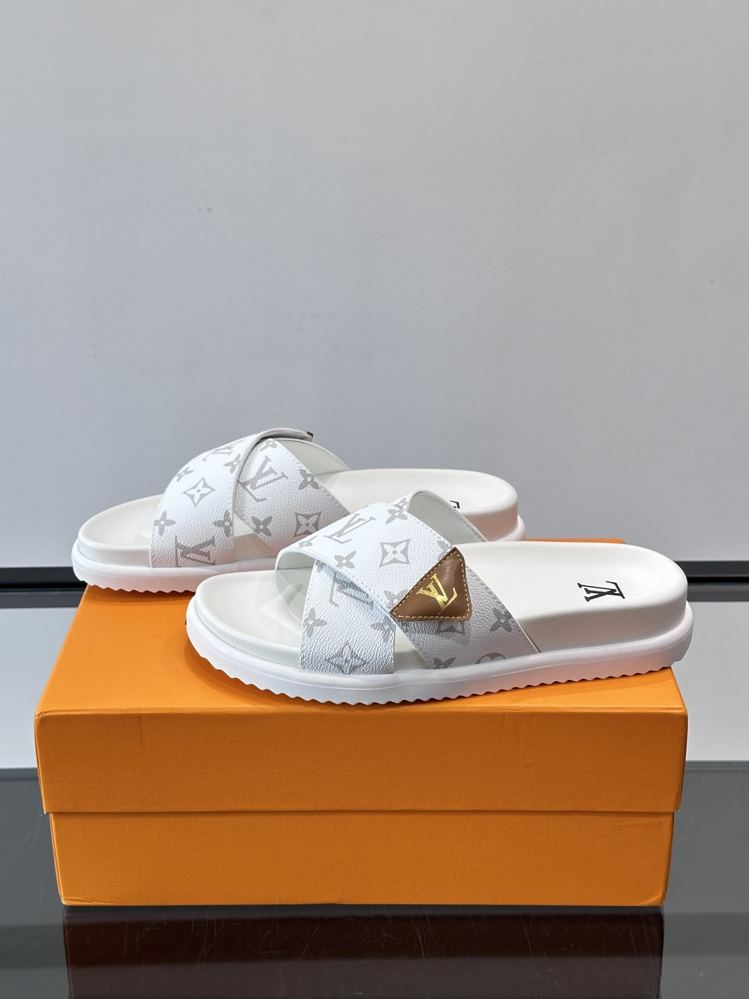 ◾️▫️L 牌奢品男士拖鞋，1:1高端品质，头层牛皮材质，休闲阳光宽松舒适型，最高版本高品质精品，百经典