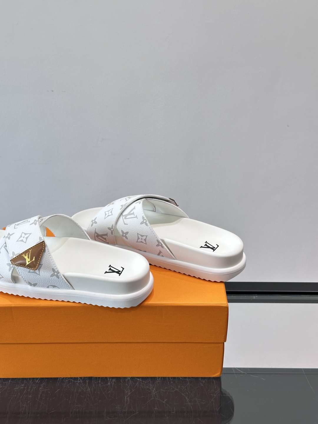 ◾️▫️L 牌奢品男士拖鞋，1:1高端品质，头层牛皮材质，休闲阳光宽松舒适型，最高版本高品质精品，百经典