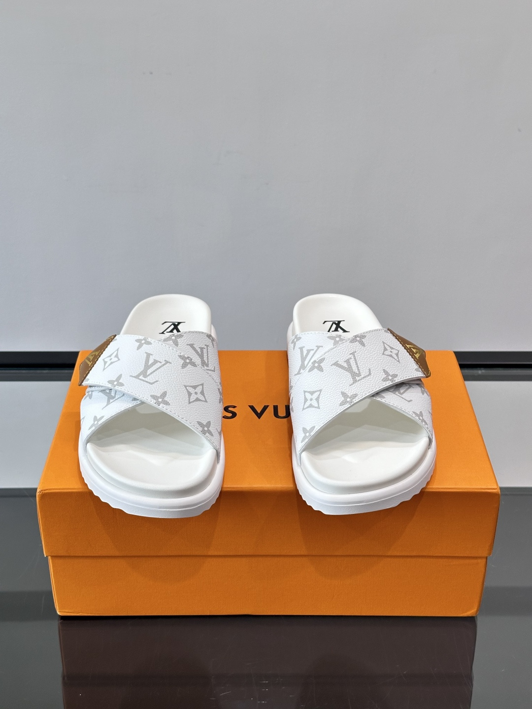 ◾️▫️L 牌奢品男士拖鞋，1:1高端品质，头层牛皮材质，休闲阳光宽松舒适型，最高版本高品质精品，百经典