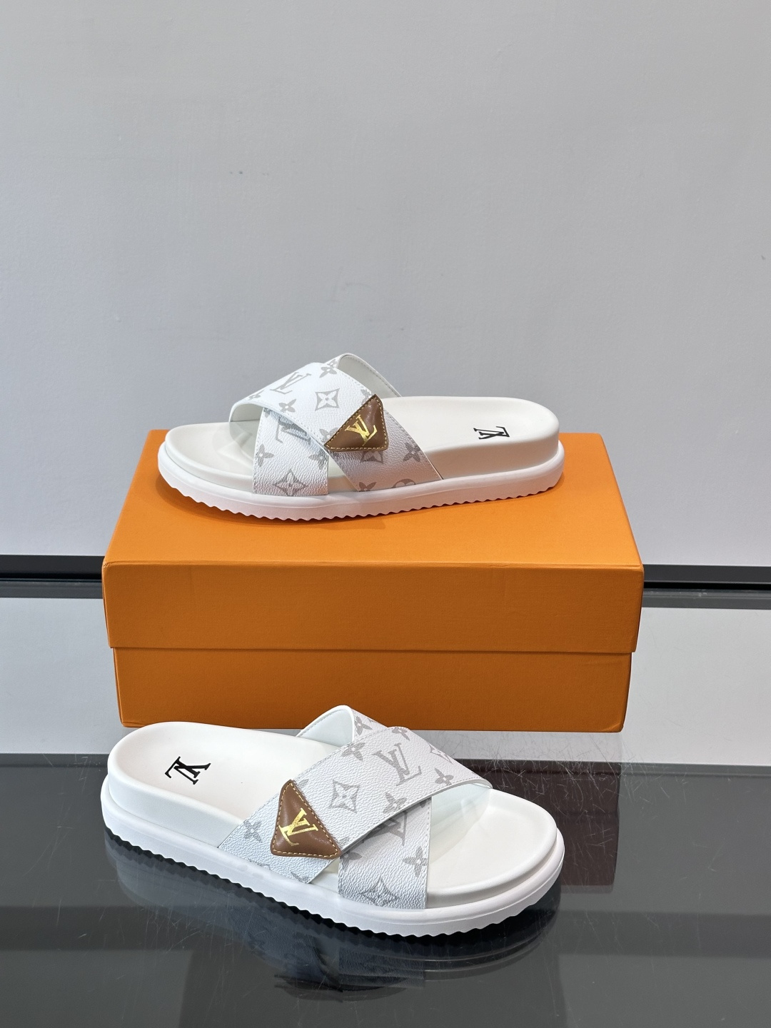 ◾️▫️L 牌奢品男士拖鞋，1:1高端品质，头层牛皮材质，休闲阳光宽松舒适型，最高版本高品质精品，百经典