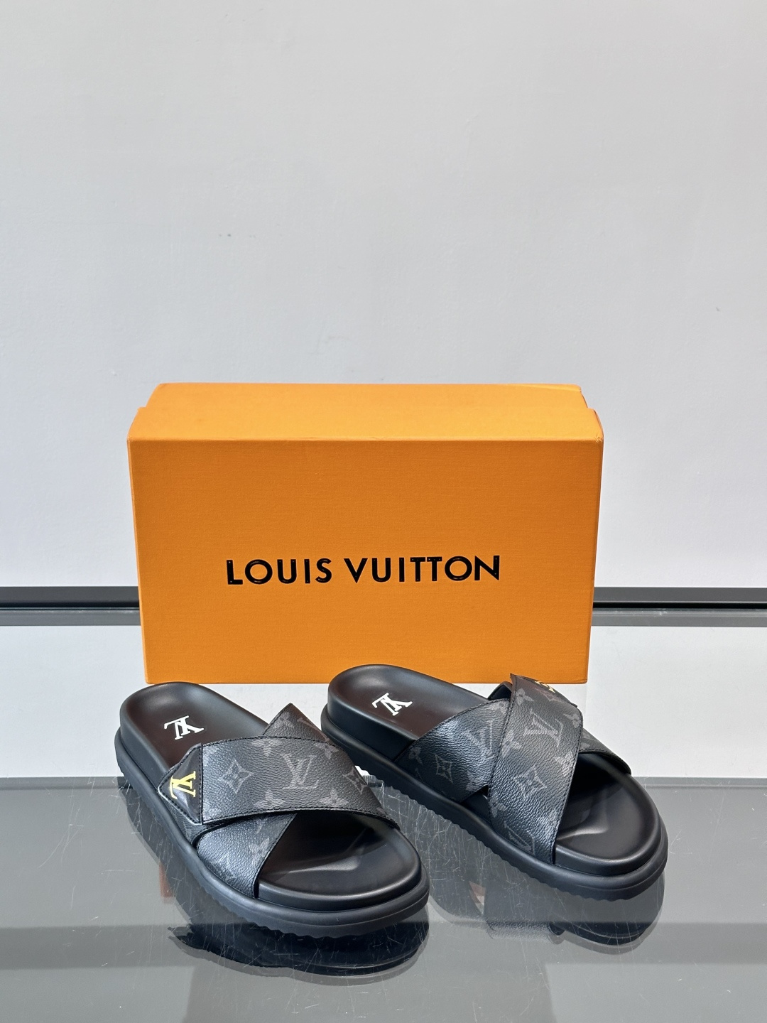 ◾️▫️L 牌奢品男士拖鞋，1:1高端品质，头层牛皮材质，休闲阳光宽松舒适型，最高版本高品质精品，百经典