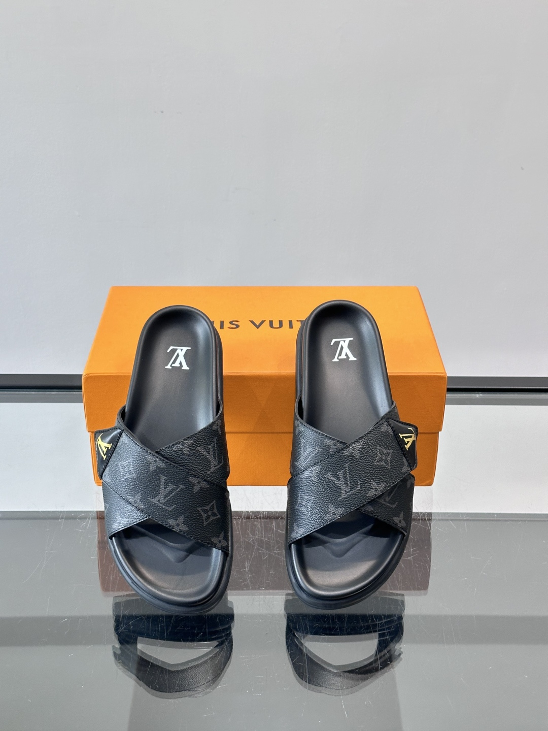 ◾️▫️L 牌奢品男士拖鞋，1:1高端品质，头层牛皮材质，休闲阳光宽松舒适型，最高版本高品质精品，百经典