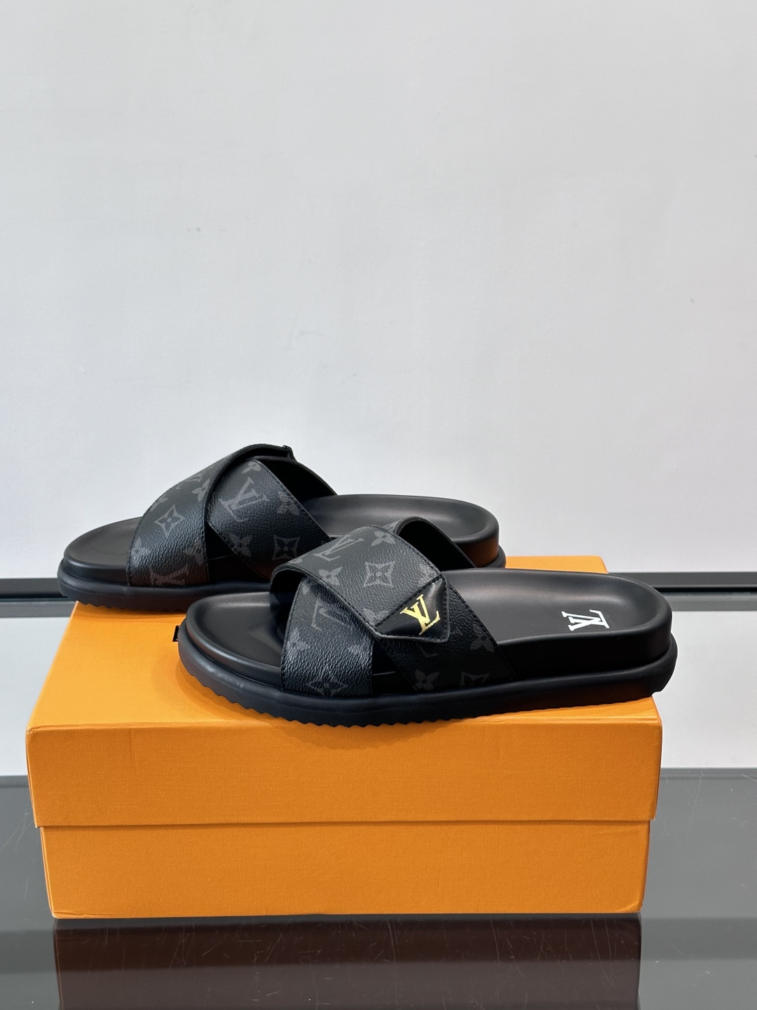 ◾️▫️L 牌奢品男士拖鞋，1:1高端品质，头层牛皮材质，休闲阳光宽松舒适型，最高版本高品质精品，百经典