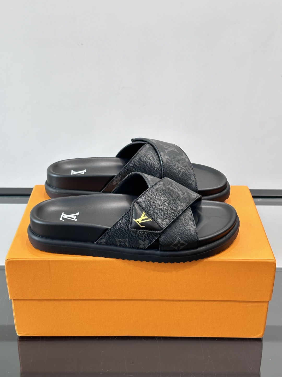 ◾️▫️L 牌奢品男士拖鞋，1:1高端品质，头层牛皮材质，休闲阳光宽松舒适型，最高版本高品质精品，百经典