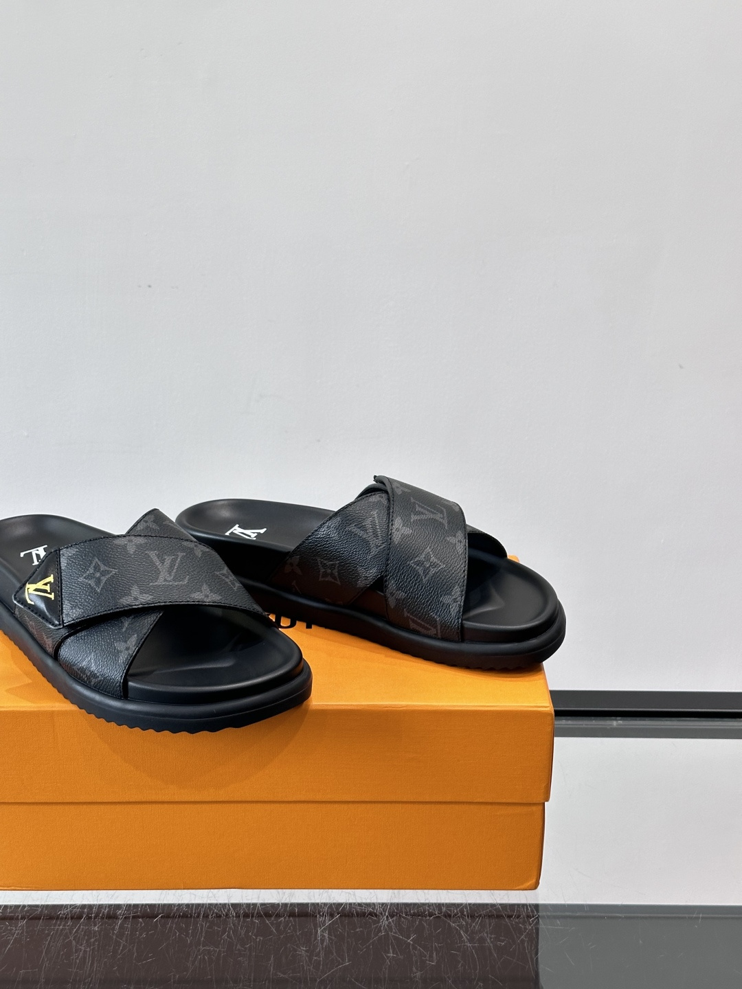 ◾️▫️L 牌奢品男士拖鞋，1:1高端品质，头层牛皮材质，休闲阳光宽松舒适型，最高版本高品质精品，百经典