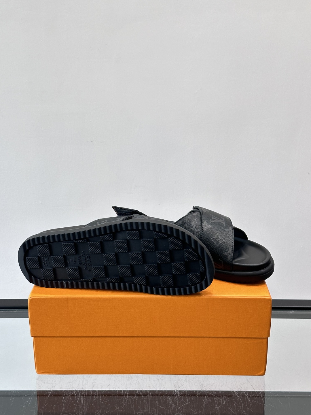 ◾️▫️L 牌奢品男士拖鞋，1:1高端品质，头层牛皮材质，休闲阳光宽松舒适型，最高版本高品质精品，百经典