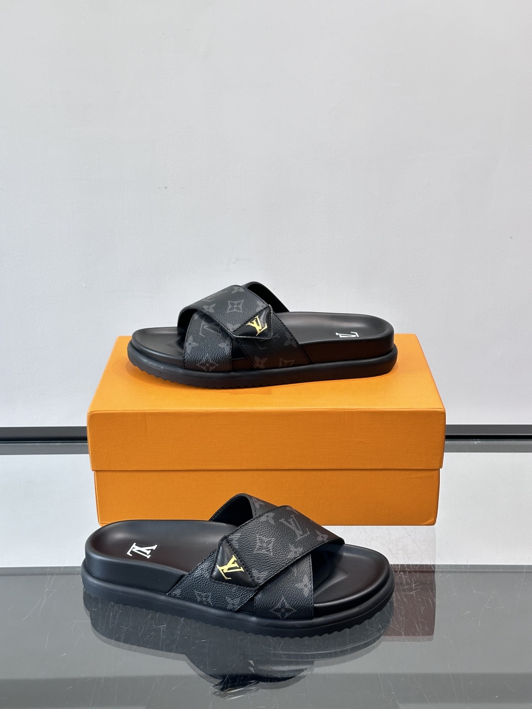 ◾️▫️L 牌奢品男士拖鞋，1:1高端品质，头层牛皮材质，休闲阳光宽松舒适型，最高版本高品质精品，百经典