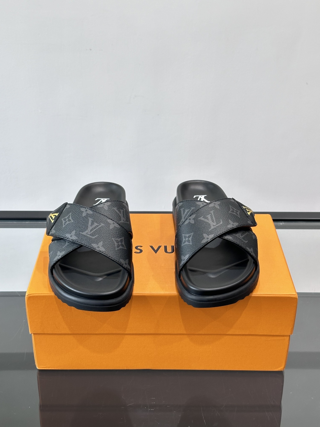 ◾️▫️L 牌奢品男士拖鞋，1:1高端品质，头层牛皮材质，休闲阳光宽松舒适型，最高版本高品质精品，百经典