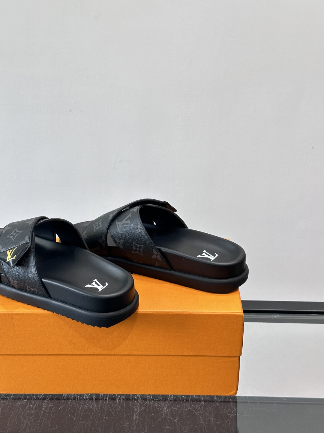 ◾️▫️L 牌奢品男士拖鞋，1:1高端品质，头层牛皮材质，休闲阳光宽松舒适型，最高版本高品质精品，百经典