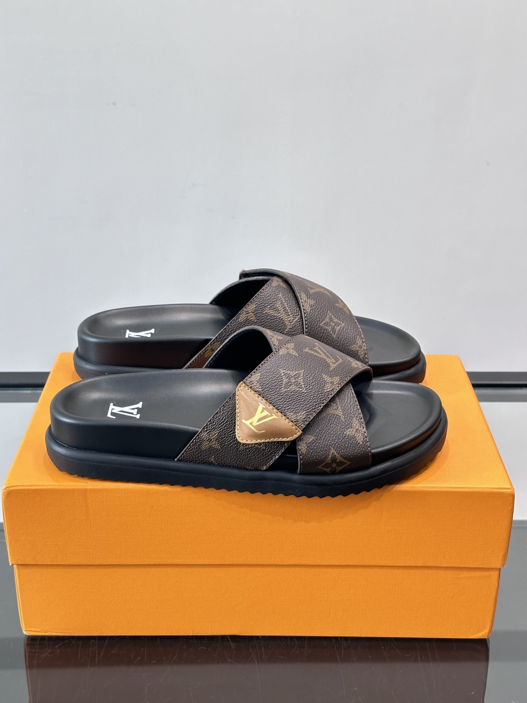 ◾️▫️L 牌奢品男士拖鞋，1:1高端品质，头层牛皮材质，休闲阳光宽松舒适型，最高版本高品质精品，百经典