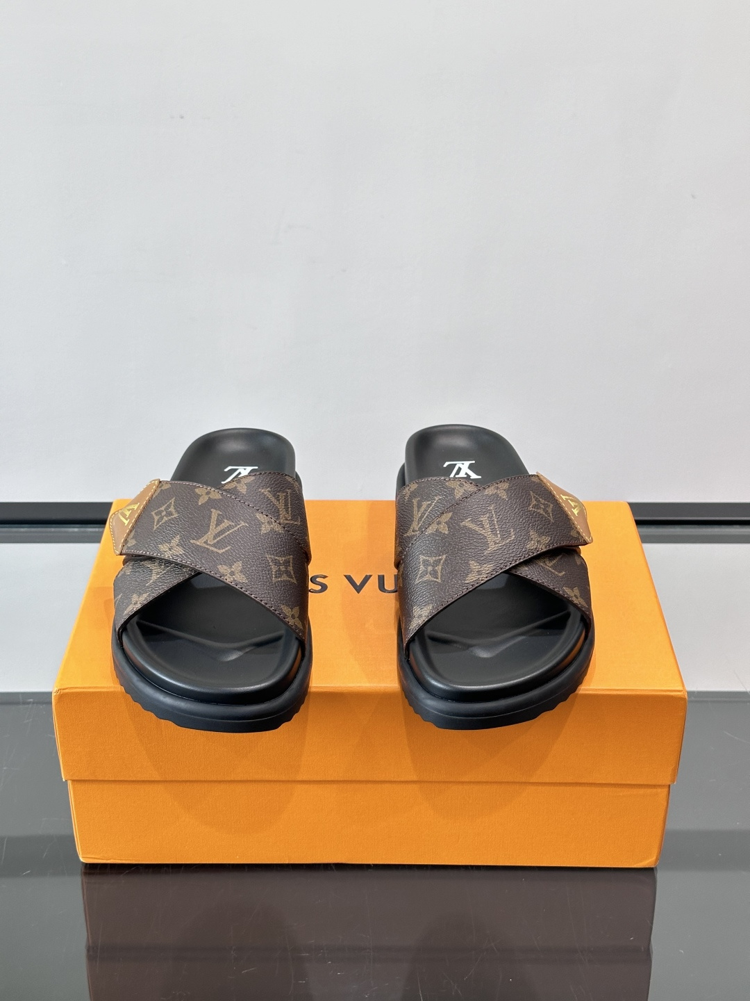 ◾️▫️L 牌奢品男士拖鞋，1:1高端品质，头层牛皮材质，休闲阳光宽松舒适型，最高版本高品质精品，百经典