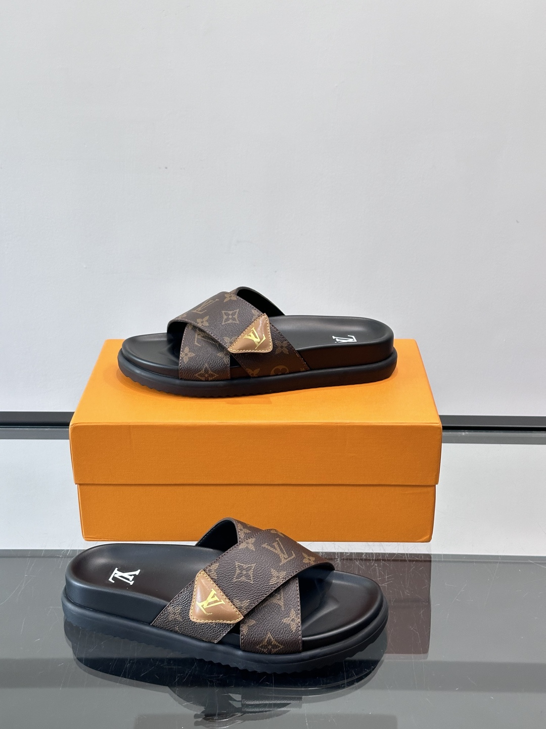 ◾️▫️L 牌奢品男士拖鞋，1:1高端品质，头层牛皮材质，休闲阳光宽松舒适型，最高版本高品质精品，百经典