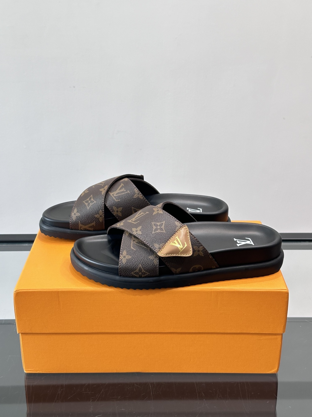 ◾️▫️L 牌奢品男士拖鞋，1:1高端品质，头层牛皮材质，休闲阳光宽松舒适型，最高版本高品质精品，百经典