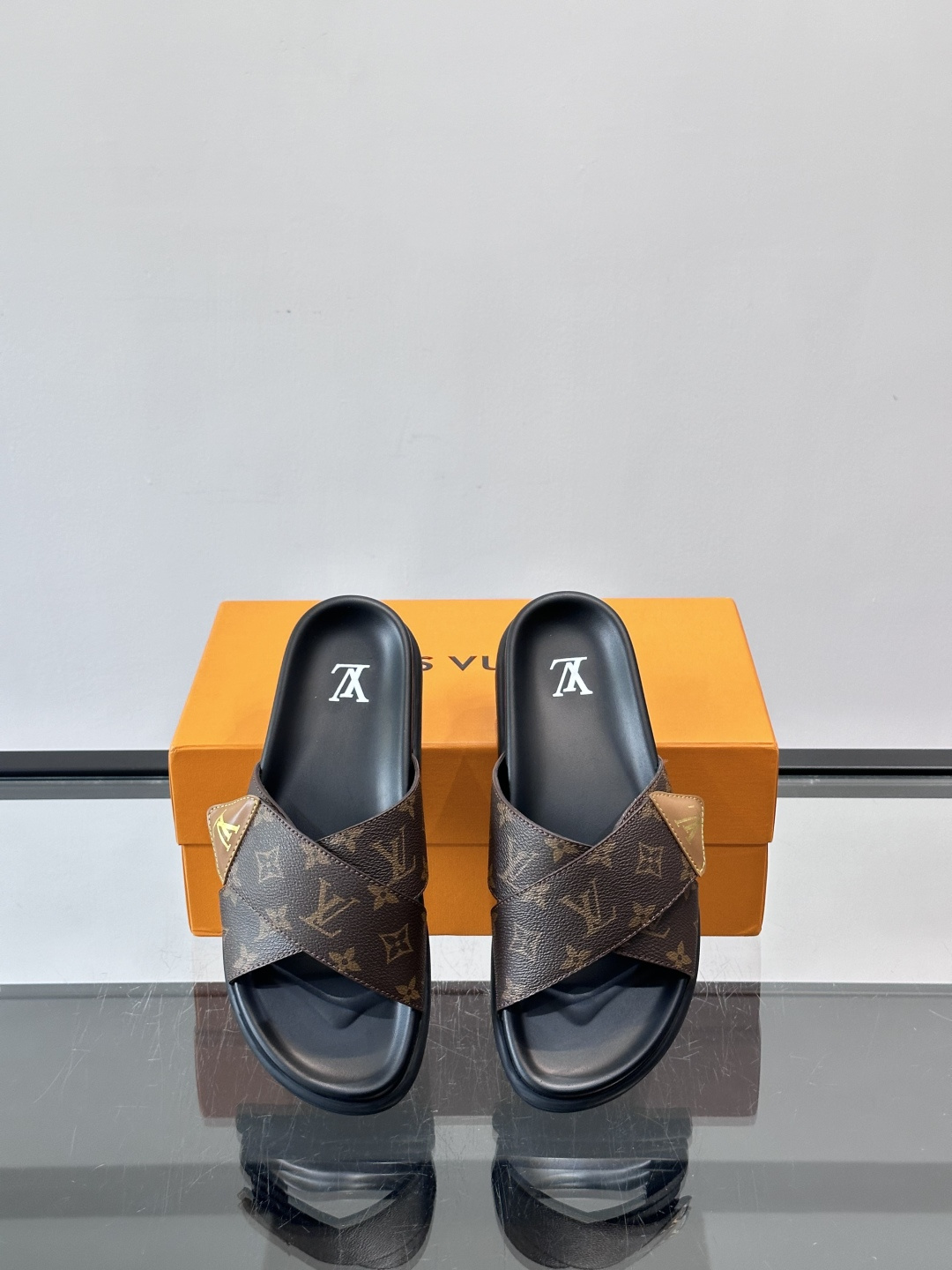 ◾️▫️L 牌奢品男士拖鞋，1:1高端品质，头层牛皮材质，休闲阳光宽松舒适型，最高版本高品质精品，百经典