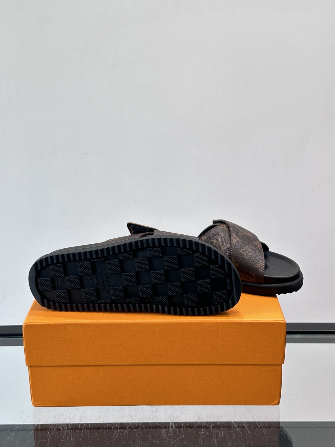 ◾️▫️L 牌奢品男士拖鞋，1:1高端品质，头层牛皮材质，休闲阳光宽松舒适型，最高版本高品质精品，百经典