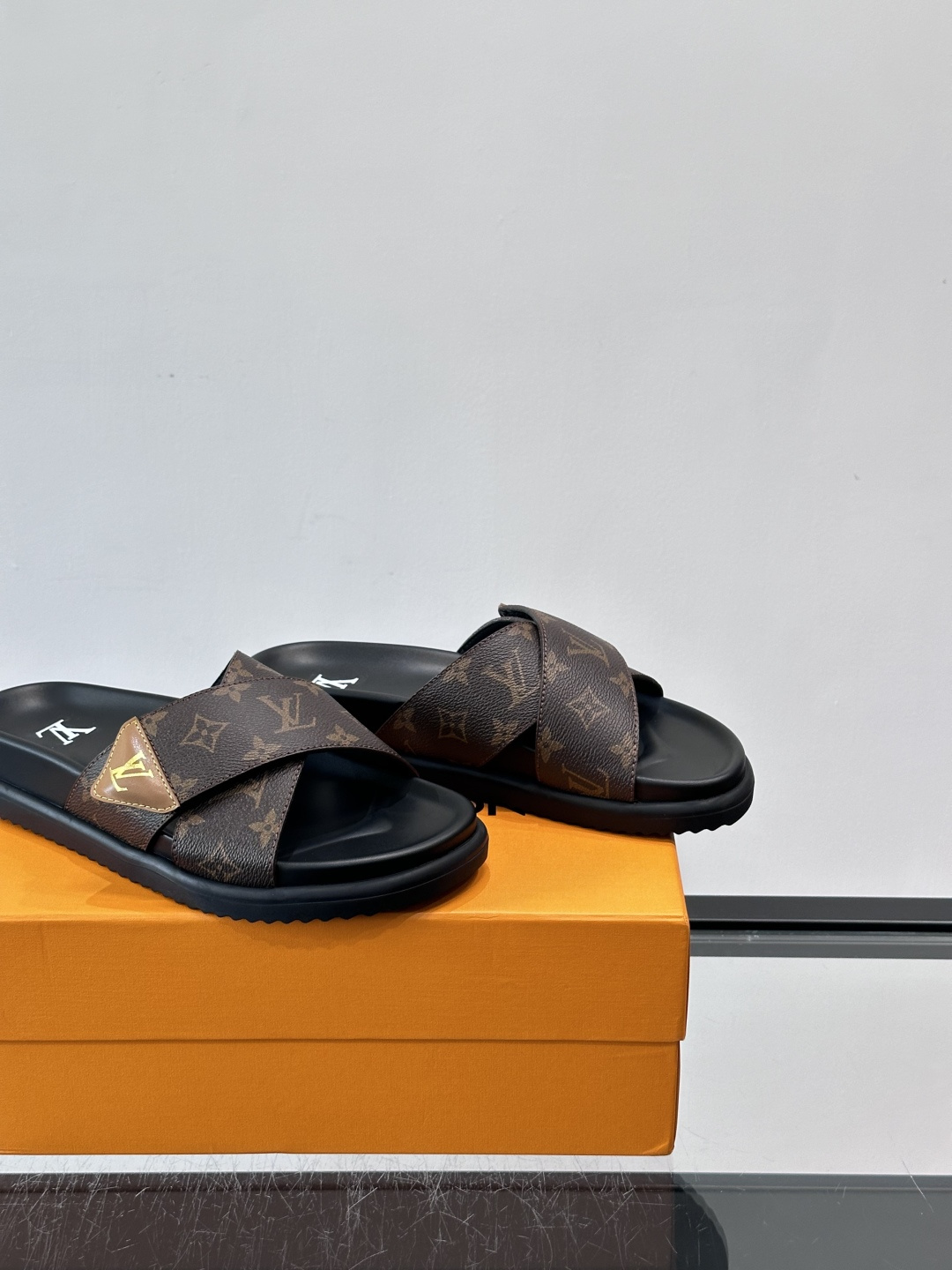 ◾️▫️L 牌奢品男士拖鞋，1:1高端品质，头层牛皮材质，休闲阳光宽松舒适型，最高版本高品质精品，百经典