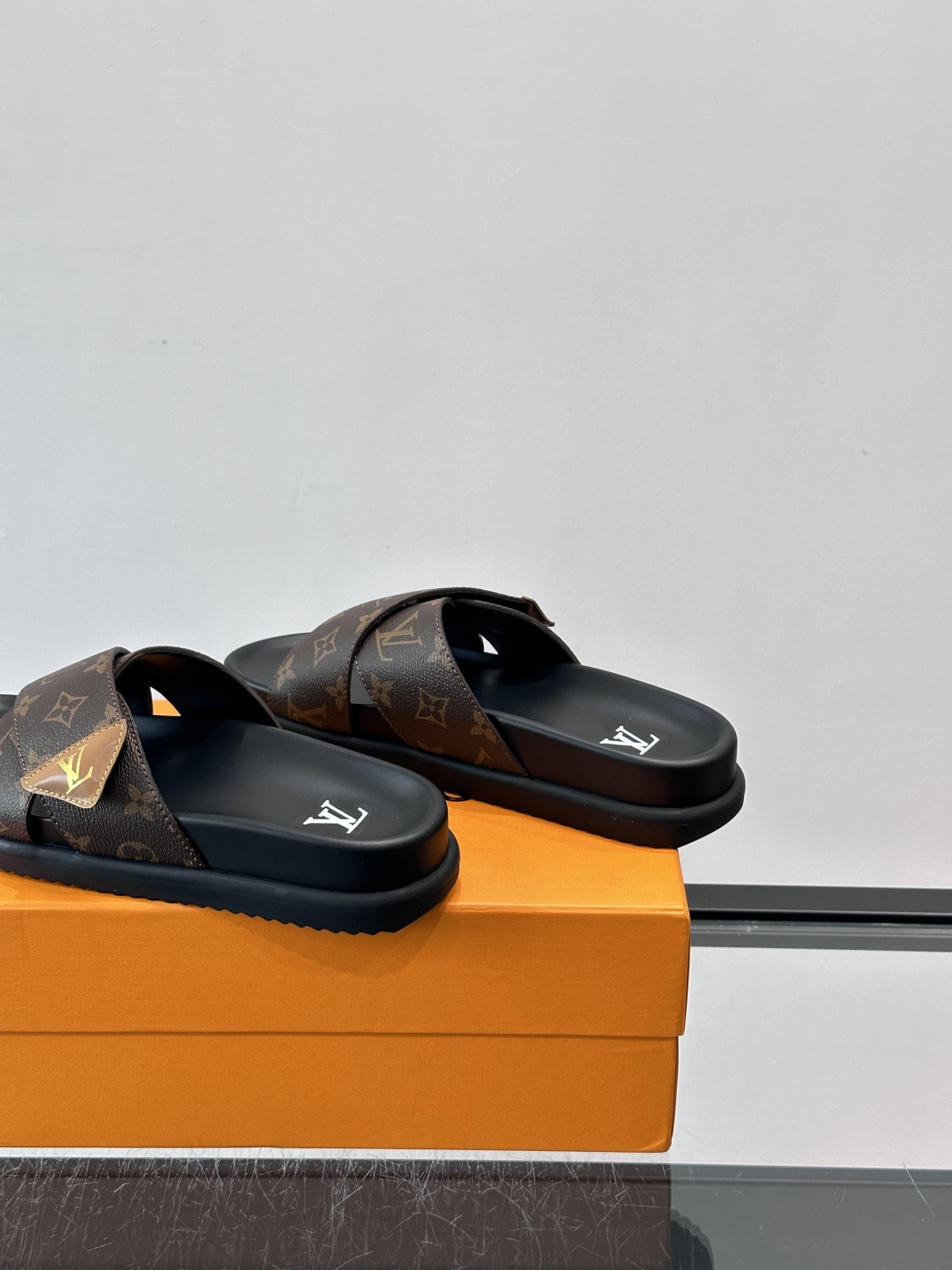 ◾️▫️L 牌奢品男士拖鞋，1:1高端品质，头层牛皮材质，休闲阳光宽松舒适型，最高版本高品质精品，百经典