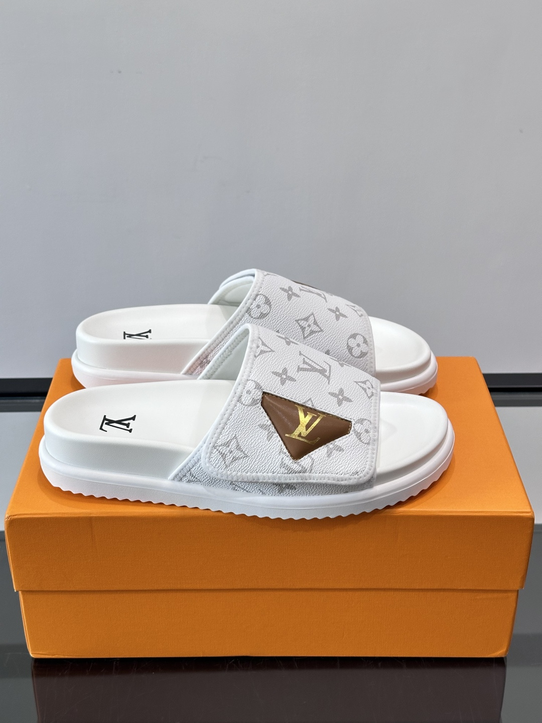 ◾️▫️L 牌奢品男士拖鞋，1:1高端品质，头层牛皮材质，休闲阳光宽松舒适型，最高版本高品质精品，百经典