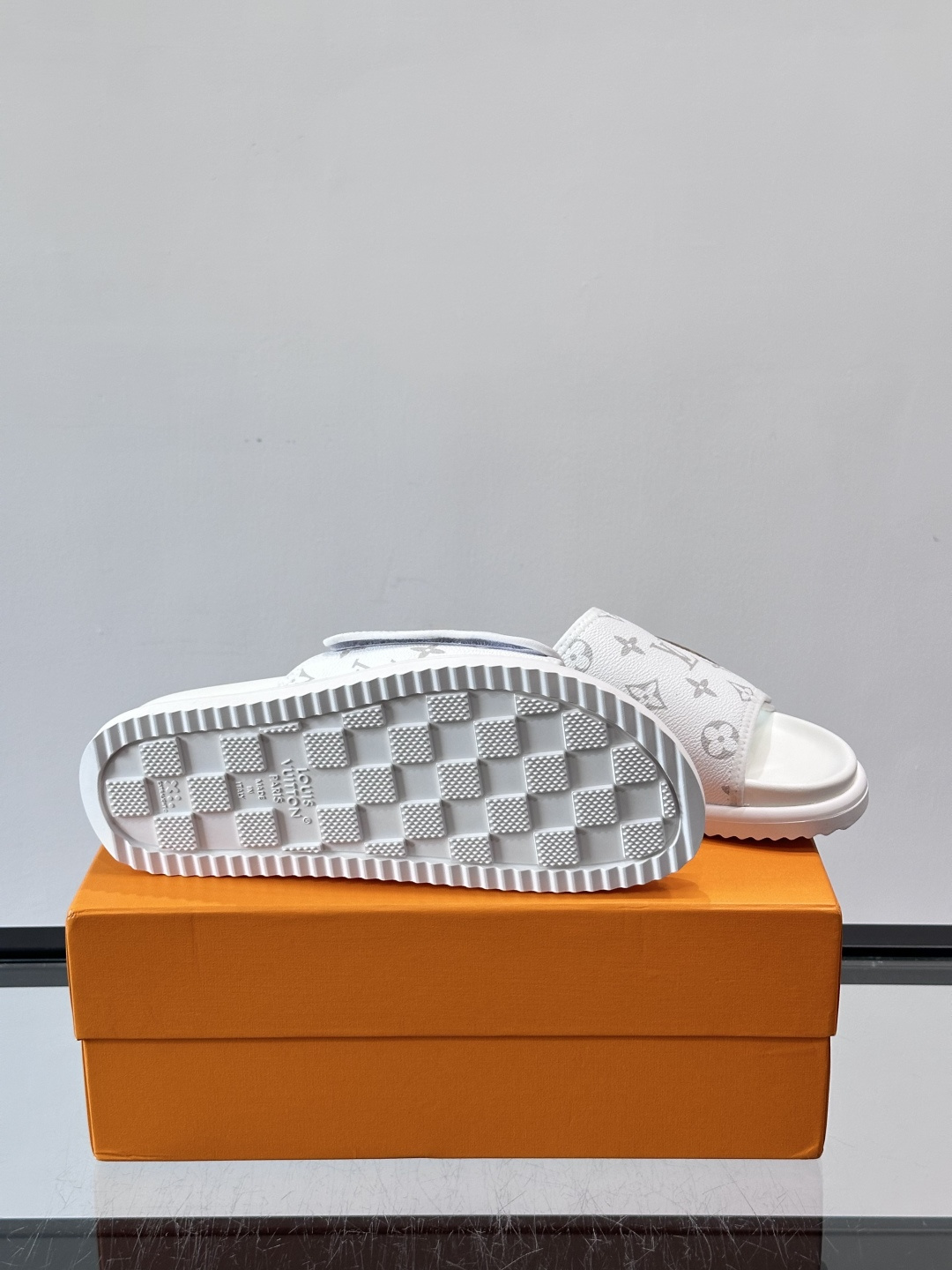 ◾️▫️L 牌奢品男士拖鞋，1:1高端品质，头层牛皮材质，休闲阳光宽松舒适型，最高版本高品质精品，百经典