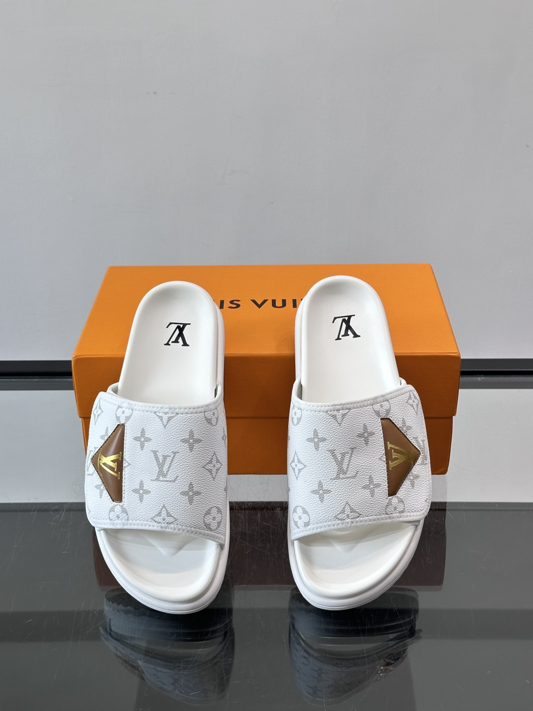 ◾️▫️L 牌奢品男士拖鞋，1:1高端品质，头层牛皮材质，休闲阳光宽松舒适型，最高版本高品质精品，百经典