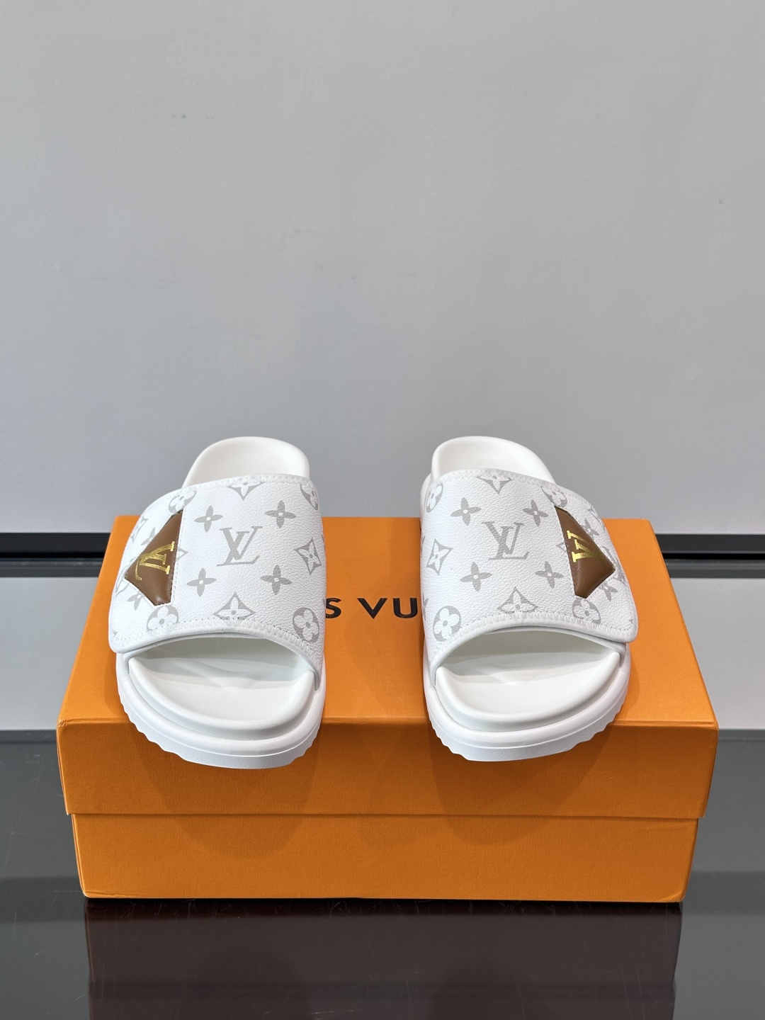 ◾️▫️L 牌奢品男士拖鞋，1:1高端品质，头层牛皮材质，休闲阳光宽松舒适型，最高版本高品质精品，百经典