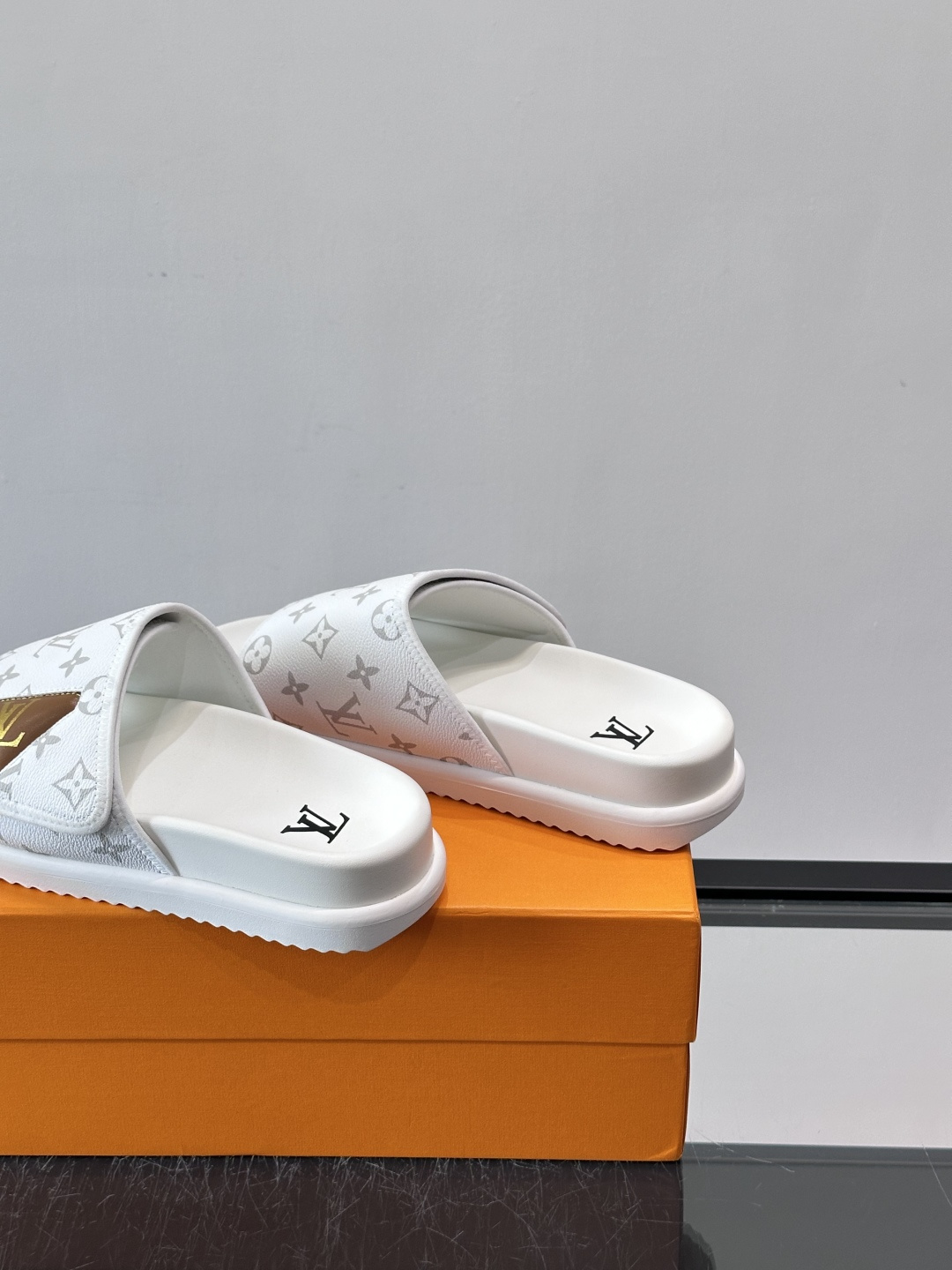 ◾️▫️L 牌奢品男士拖鞋，1:1高端品质，头层牛皮材质，休闲阳光宽松舒适型，最高版本高品质精品，百经典