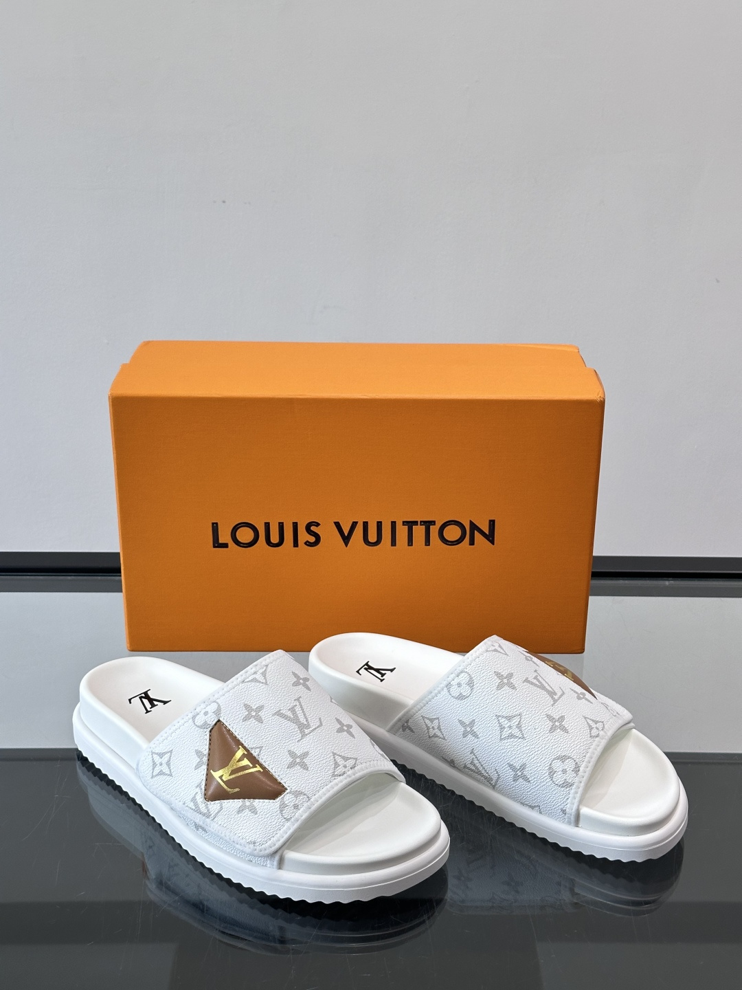 ◾️▫️L 牌奢品男士拖鞋，1:1高端品质，头层牛皮材质，休闲阳光宽松舒适型，最高版本高品质精品，百经典