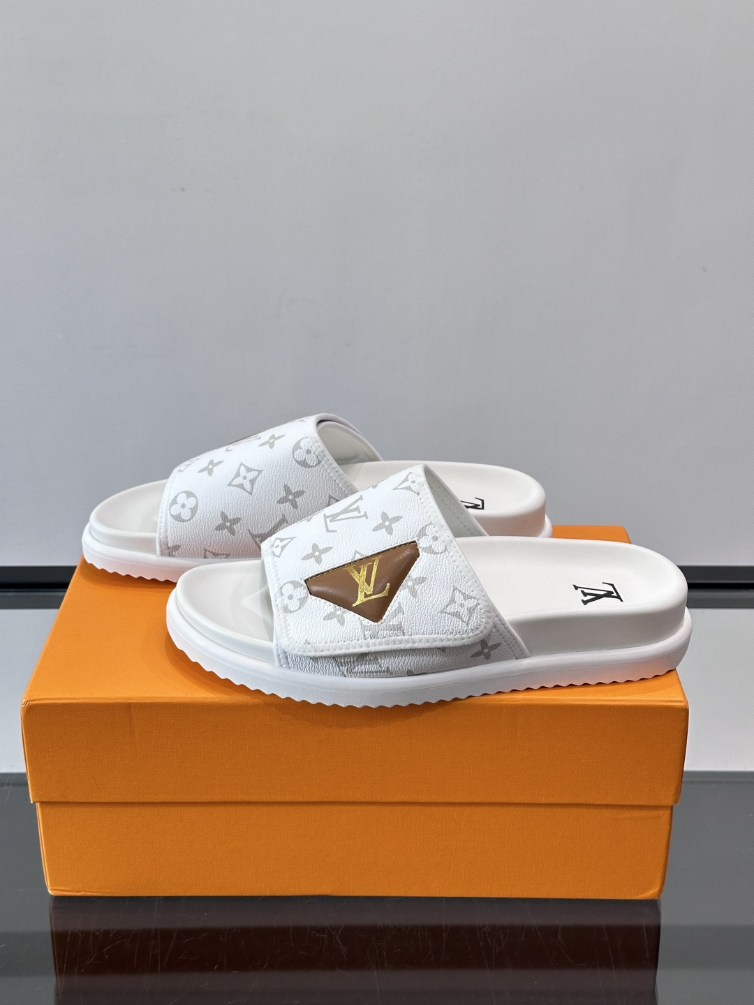 ◾️▫️L 牌奢品男士拖鞋，1:1高端品质，头层牛皮材质，休闲阳光宽松舒适型，最高版本高品质精品，百经典