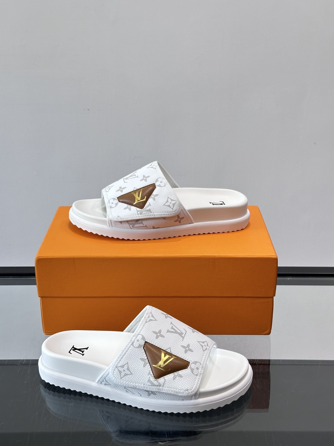 ◾️▫️L 牌奢品男士拖鞋，1:1高端品质，头层牛皮材质，休闲阳光宽松舒适型，最高版本高品质精品，百经典