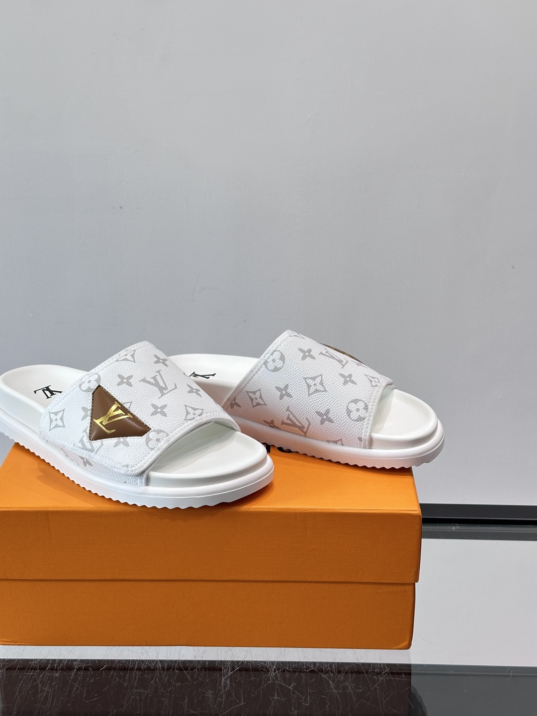 ◾️▫️L 牌奢品男士拖鞋，1:1高端品质，头层牛皮材质，休闲阳光宽松舒适型，最高版本高品质精品，百经典