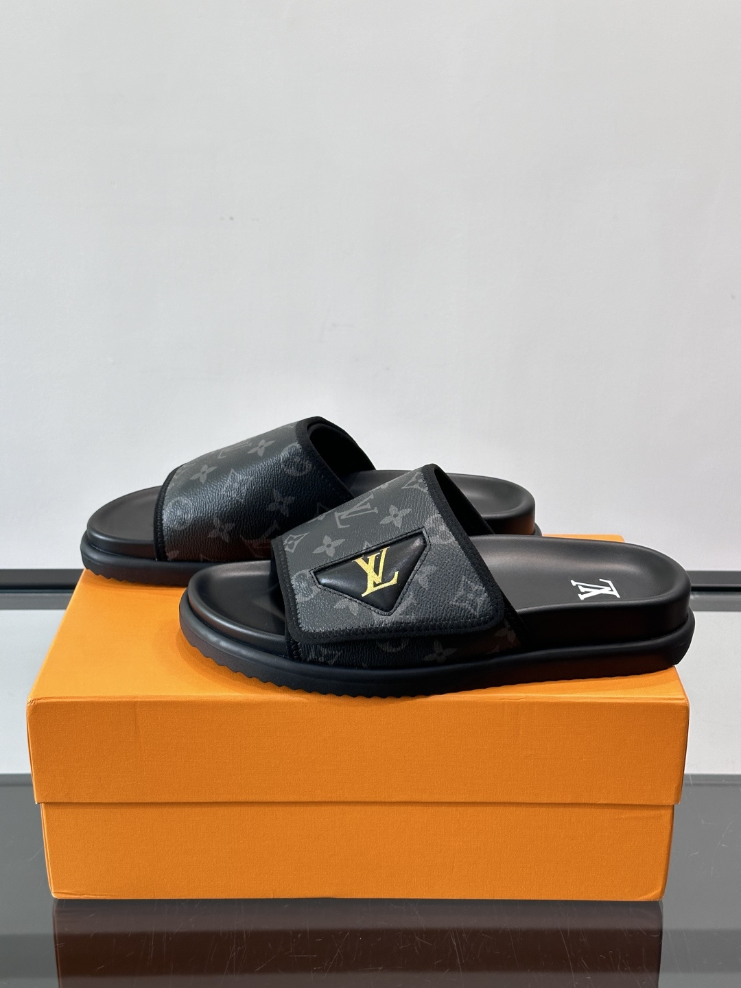 ◾️▫️L 牌奢品男士拖鞋，1:1高端品质，头层牛皮材质，休闲阳光宽松舒适型，最高版本高品质精品，百经典