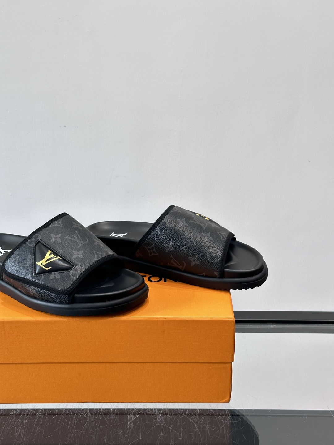 ◾️▫️L 牌奢品男士拖鞋，1:1高端品质，头层牛皮材质，休闲阳光宽松舒适型，最高版本高品质精品，百经典