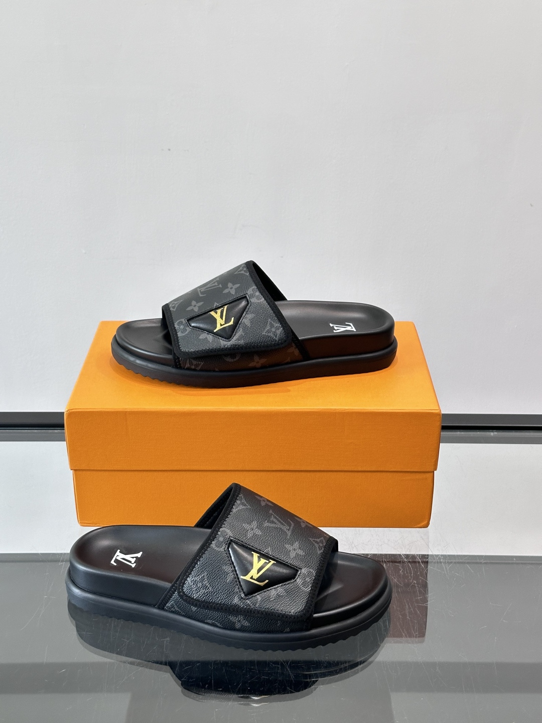 ◾️▫️L 牌奢品男士拖鞋，1:1高端品质，头层牛皮材质，休闲阳光宽松舒适型，最高版本高品质精品，百经典