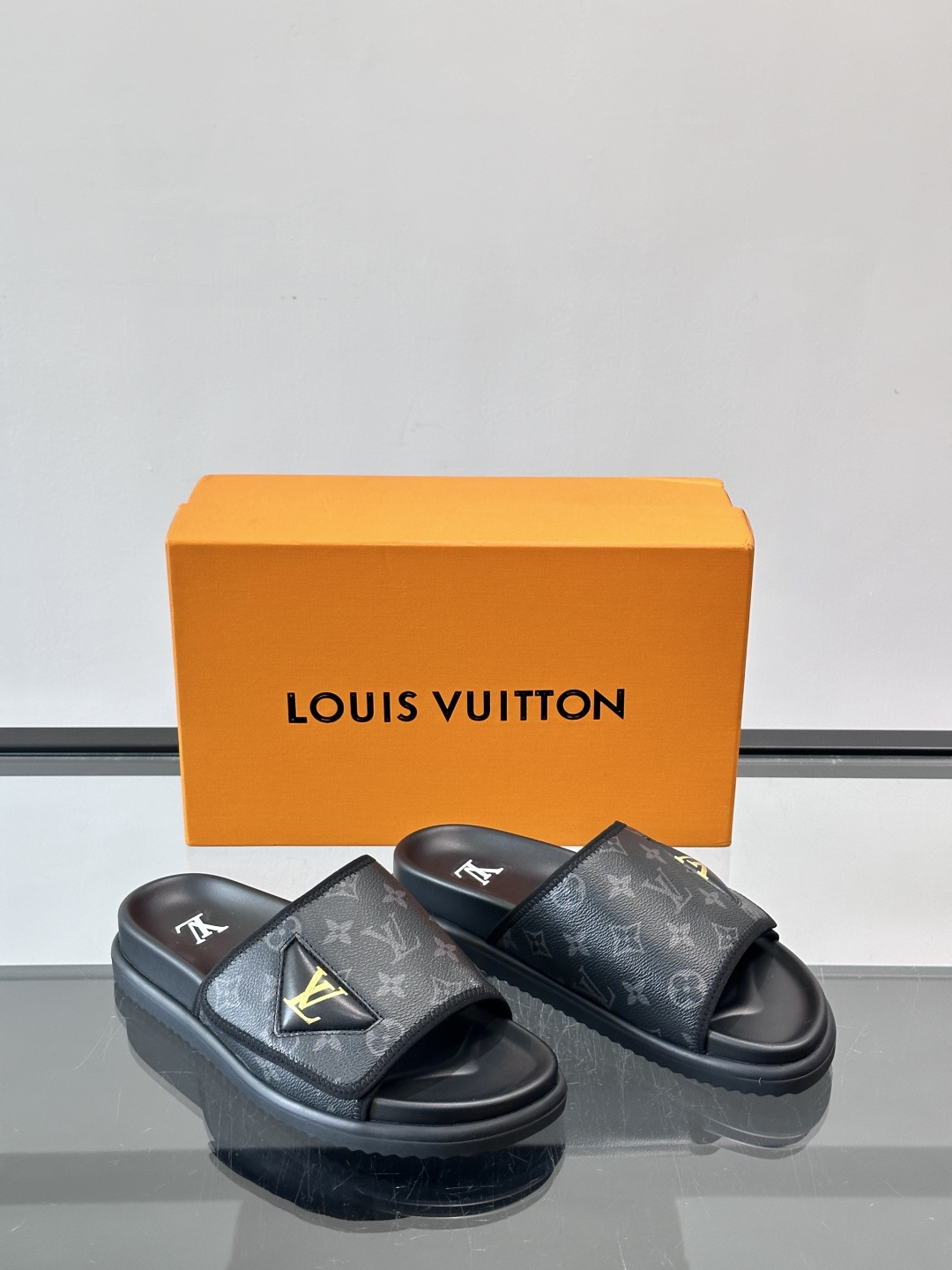 ◾️▫️L 牌奢品男士拖鞋，1:1高端品质，头层牛皮材质，休闲阳光宽松舒适型，最高版本高品质精品，百经典