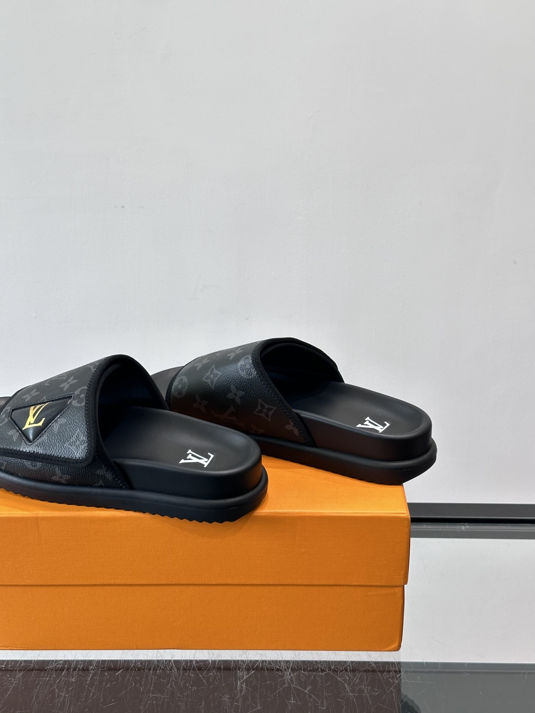 ◾️▫️L 牌奢品男士拖鞋，1:1高端品质，头层牛皮材质，休闲阳光宽松舒适型，最高版本高品质精品，百经典