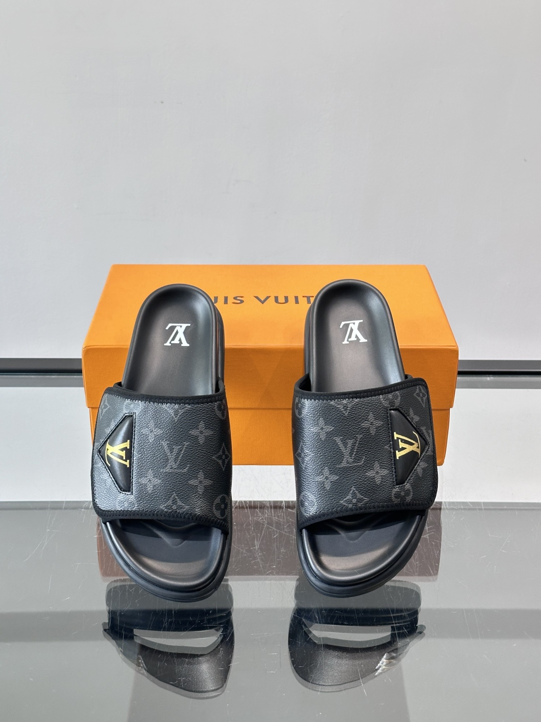 ◾️▫️L 牌奢品男士拖鞋，1:1高端品质，头层牛皮材质，休闲阳光宽松舒适型，最高版本高品质精品，百经典