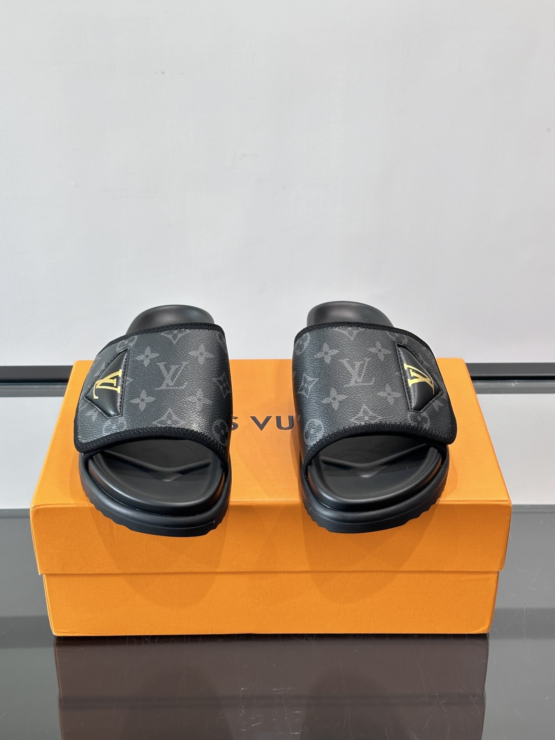 ◾️▫️L 牌奢品男士拖鞋，1:1高端品质，头层牛皮材质，休闲阳光宽松舒适型，最高版本高品质精品，百经典