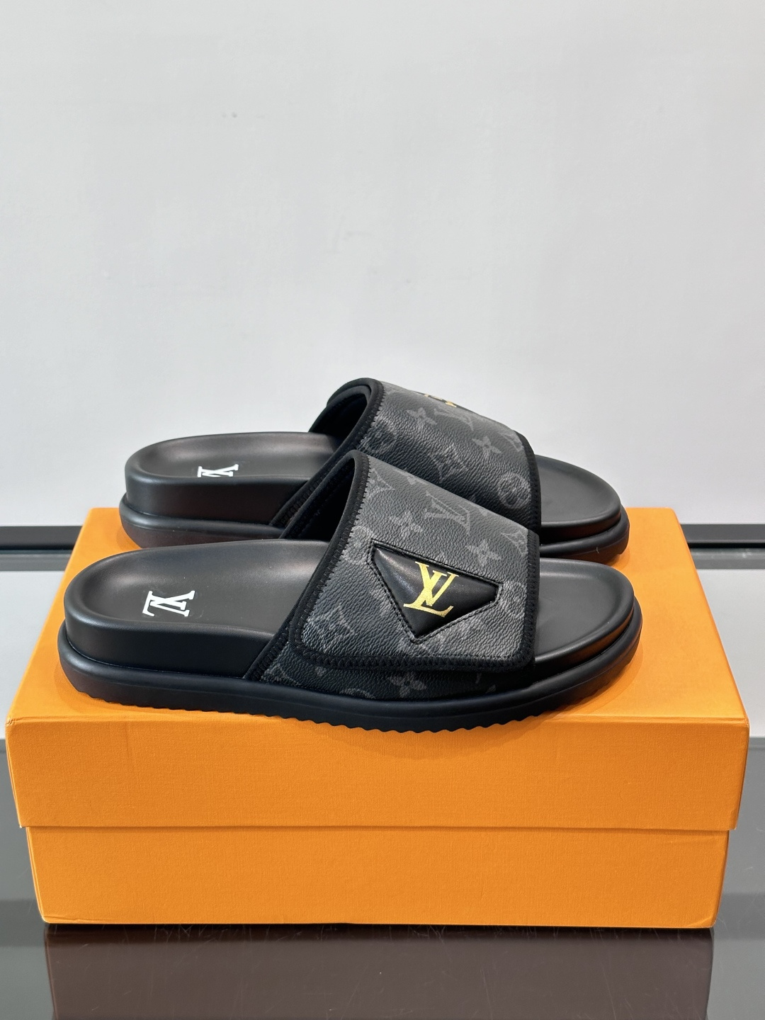 ◾️▫️L 牌奢品男士拖鞋，1:1高端品质，头层牛皮材质，休闲阳光宽松舒适型，最高版本高品质精品，百经典