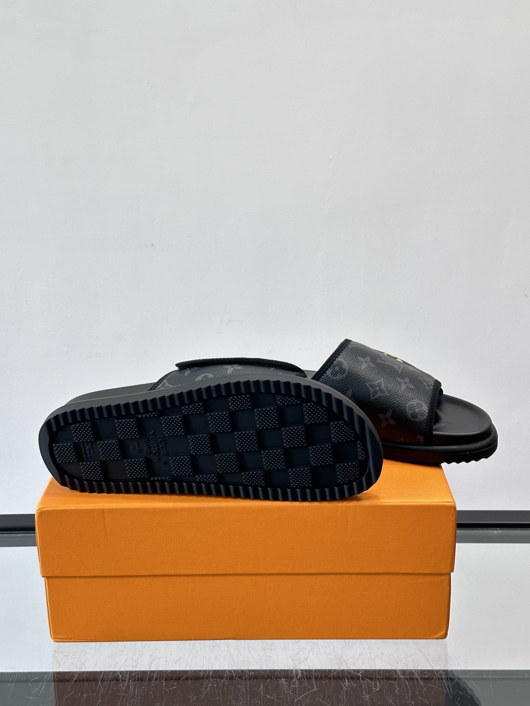 ◾️▫️L 牌奢品男士拖鞋，1:1高端品质，头层牛皮材质，休闲阳光宽松舒适型，最高版本高品质精品，百经典