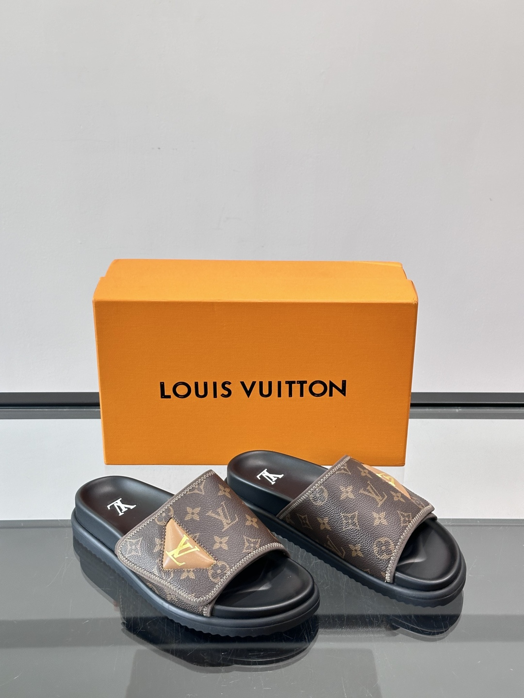 ◾️▫️L 牌奢品男士拖鞋，1:1高端品质，头层牛皮材质，休闲阳光宽松舒适型，最高版本高品质精品，百经典