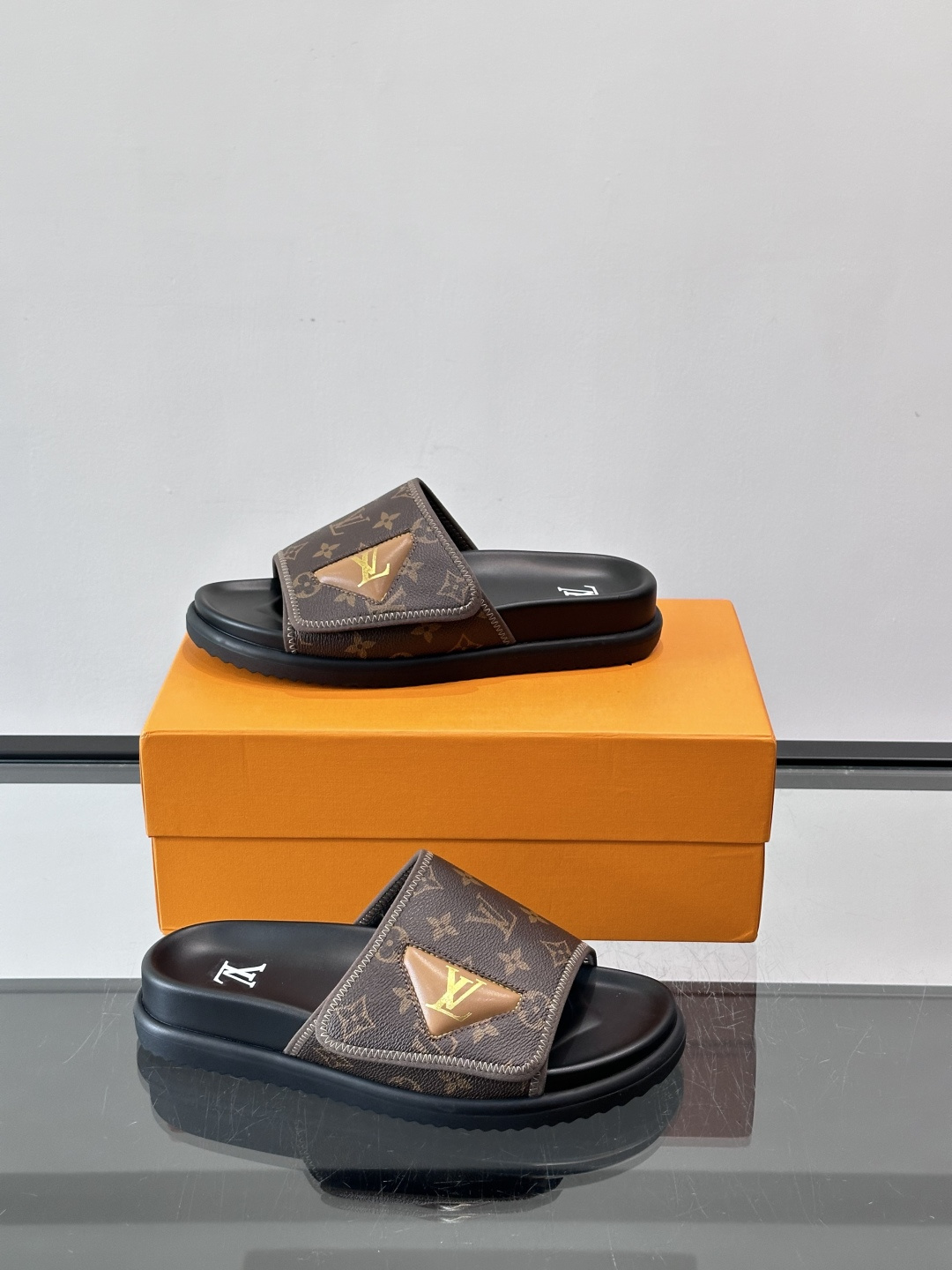 ◾️▫️L 牌奢品男士拖鞋，1:1高端品质，头层牛皮材质，休闲阳光宽松舒适型，最高版本高品质精品，百经典