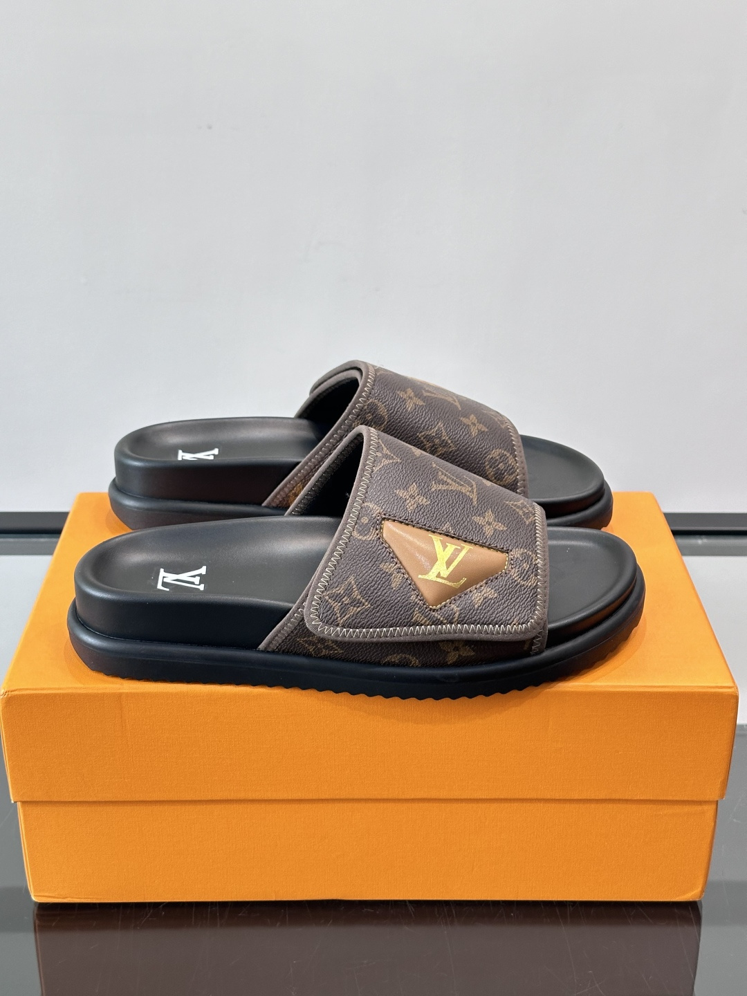 ◾️▫️L 牌奢品男士拖鞋，1:1高端品质，头层牛皮材质，休闲阳光宽松舒适型，最高版本高品质精品，百经典