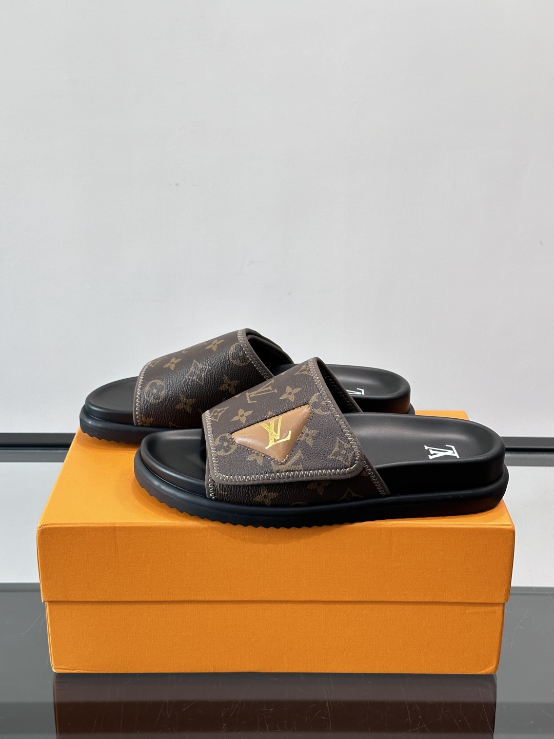 ◾️▫️L 牌奢品男士拖鞋，1:1高端品质，头层牛皮材质，休闲阳光宽松舒适型，最高版本高品质精品，百经典