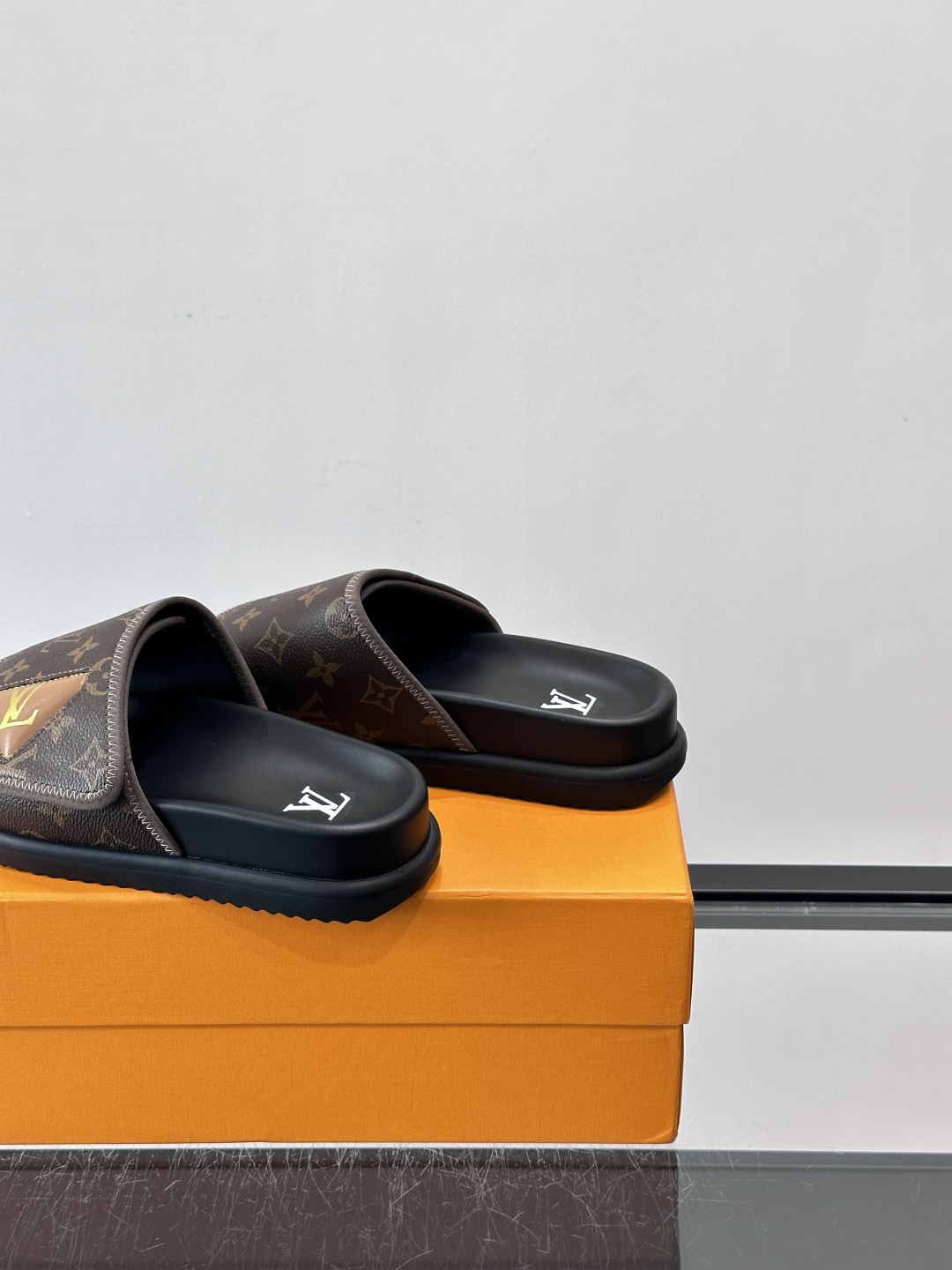 ◾️▫️L 牌奢品男士拖鞋，1:1高端品质，头层牛皮材质，休闲阳光宽松舒适型，最高版本高品质精品，百经典