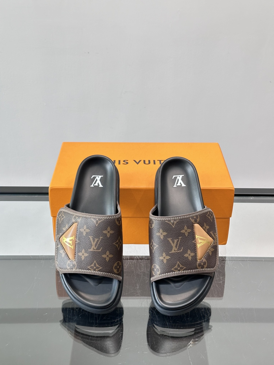 ◾️▫️L 牌奢品男士拖鞋，1:1高端品质，头层牛皮材质，休闲阳光宽松舒适型，最高版本高品质精品，百经典