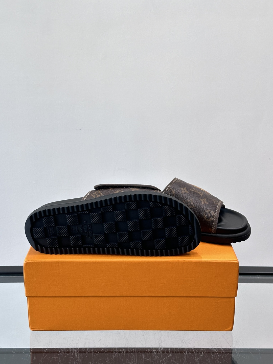 ◾️▫️L 牌奢品男士拖鞋，1:1高端品质，头层牛皮材质，休闲阳光宽松舒适型，最高版本高品质精品，百经典