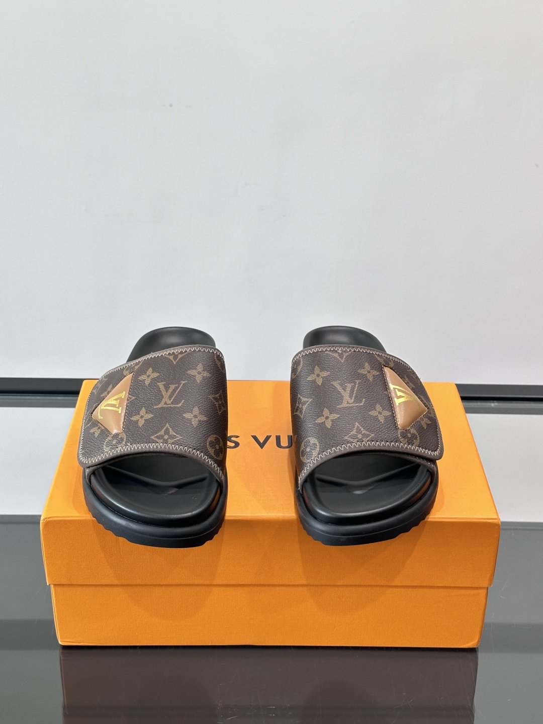 ◾️▫️L 牌奢品男士拖鞋，1:1高端品质，头层牛皮材质，休闲阳光宽松舒适型，最高版本高品质精品，百经典