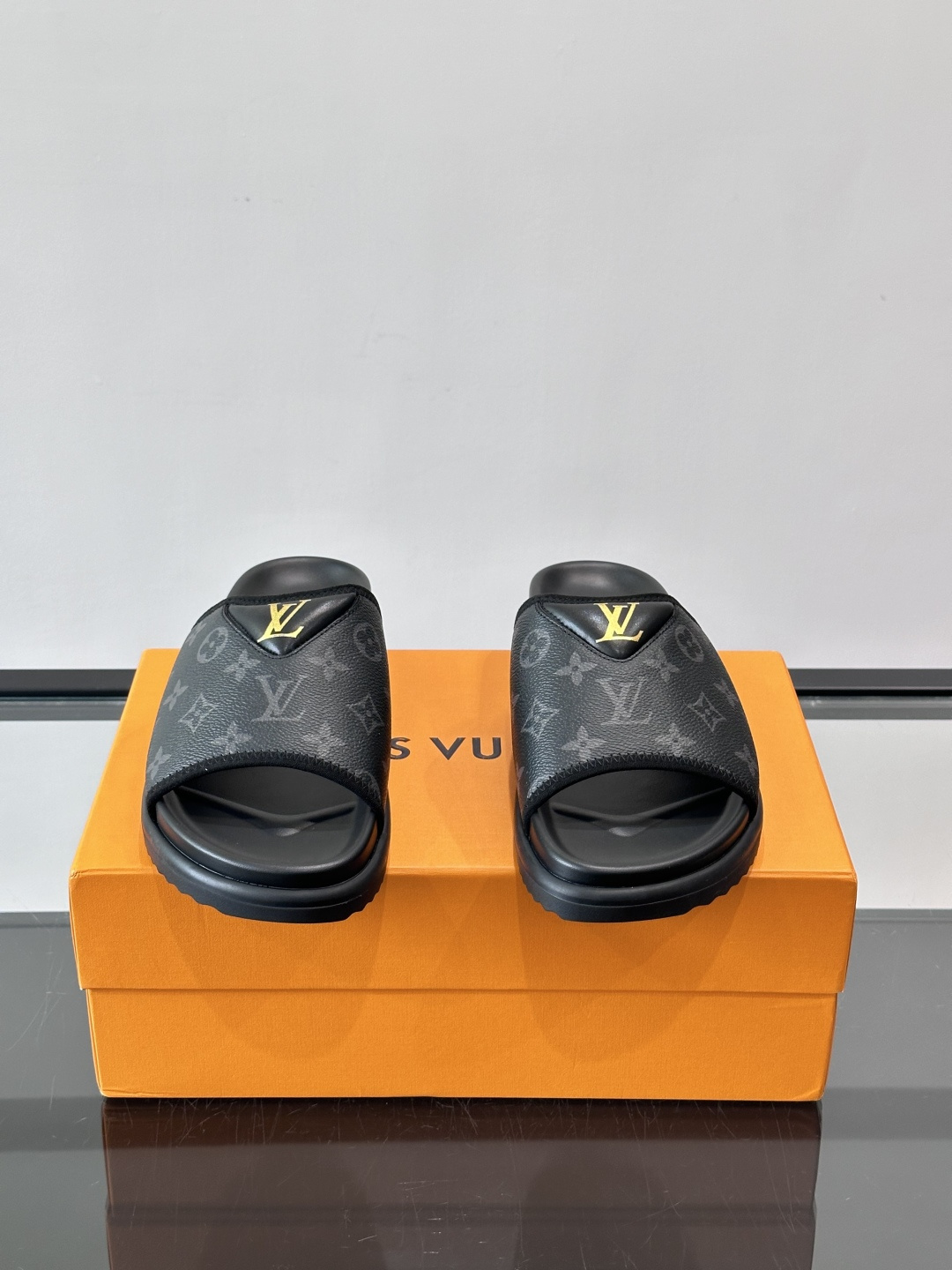 ◾️▫️L 牌奢品男士拖鞋，1:1高端品质，头层牛皮材质，休闲阳光宽松舒适型，最高版本高品质精品，百经典