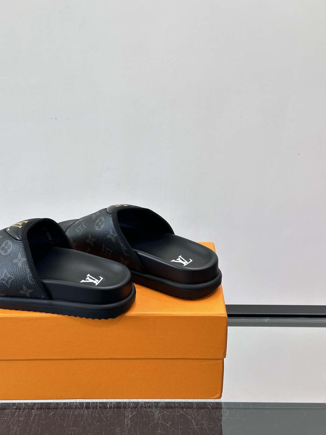 ◾️▫️L 牌奢品男士拖鞋，1:1高端品质，头层牛皮材质，休闲阳光宽松舒适型，最高版本高品质精品，百经典