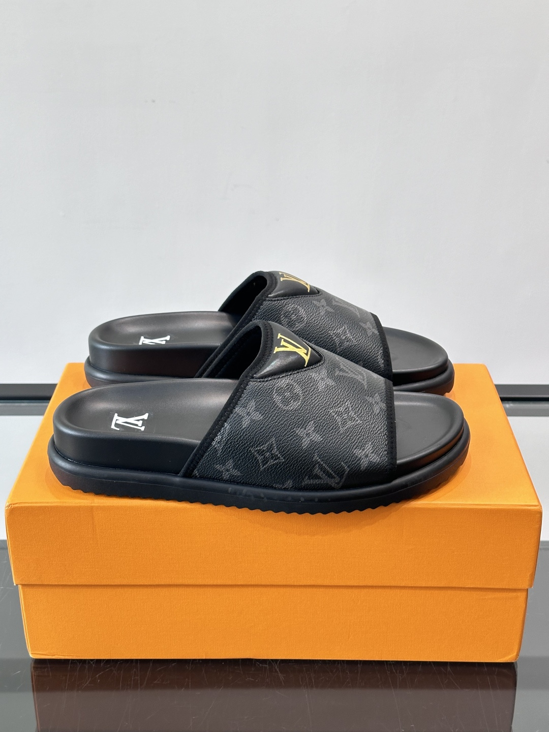 ◾️▫️L 牌奢品男士拖鞋，1:1高端品质，头层牛皮材质，休闲阳光宽松舒适型，最高版本高品质精品，百经典